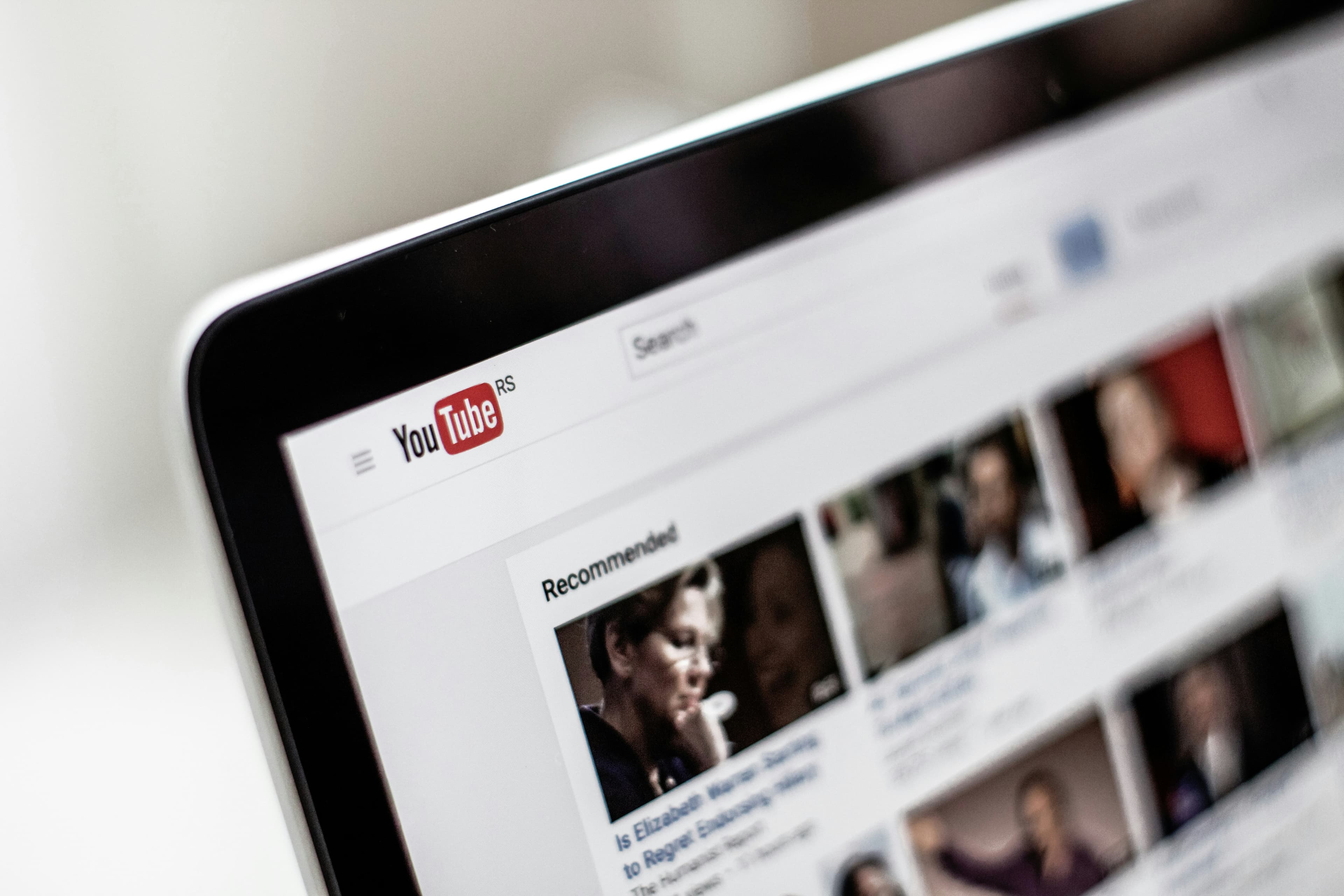 How to launch a Profitable Faceless YouTube Channel with AI in 2026